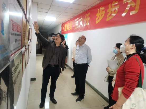 王總介紹公司歷史、企業(yè)成果、企業(yè)榮譽